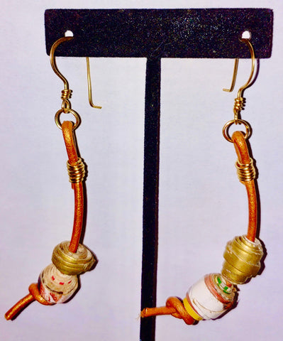 Boucles d’oreilles pendantes en cuir perlé de ferraille