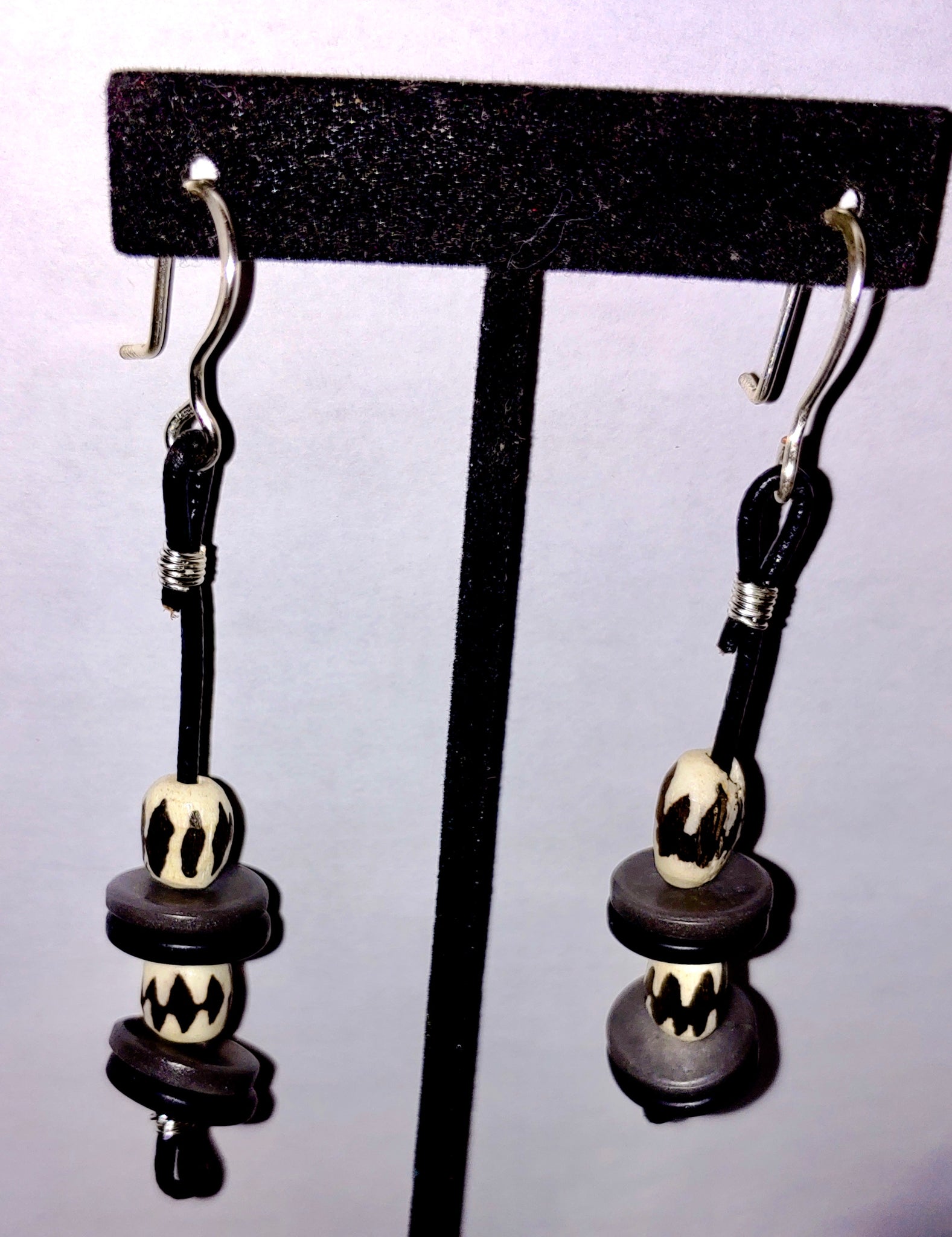 Boucles d'oreilles pendantes en cuir avec perles tribales