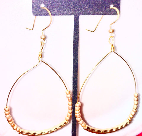 Boucles d'oreilles créoles en fil de perles dorées